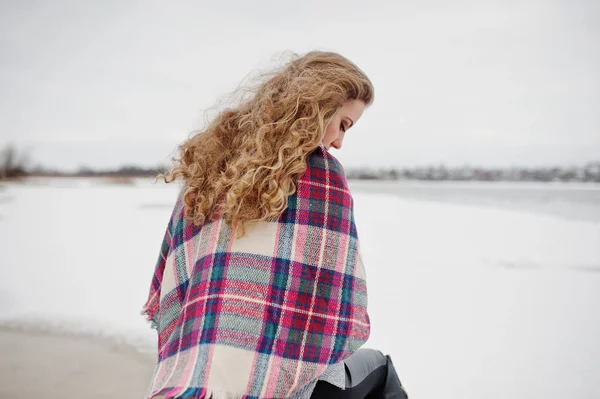 Curly menina loira em xadrez xadrez contra lago congelado em wint — Fotografia de Stock
