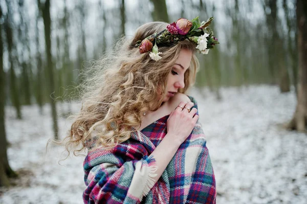 Krullend schattige blonde meisje met krans in geruite plaid op besneeuwde f — Stockfoto