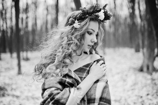 Curly cute blonde girl with wreath in checkered plaid at snowy f — Stock Photo, Image