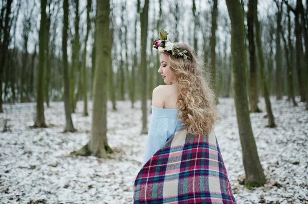 Lockiges süßes blondes Mädchen mit Kranz in kariertem Karo bei schneebedecktem — Stockfoto