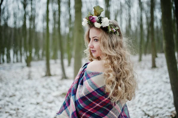 Curly cute blonde girl with wreath in checkered plaid at snowy f — Stock Photo, Image