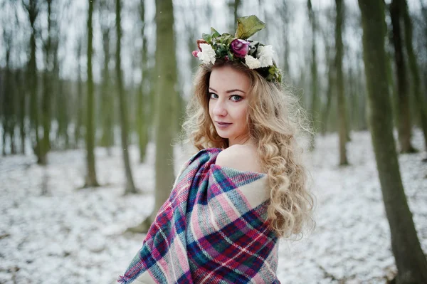 Fille blonde mignonne bouclée avec une couronne en carreaux à carreaux à f neigeux — Photo