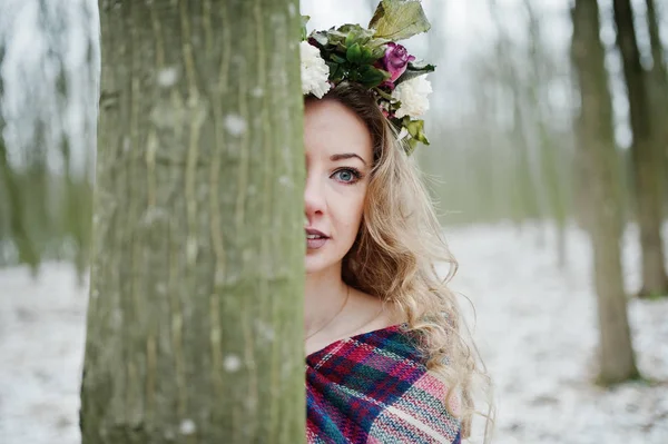 Curly cute blonde girl with wreath in checkered plaid at snowy f — Stock Photo, Image