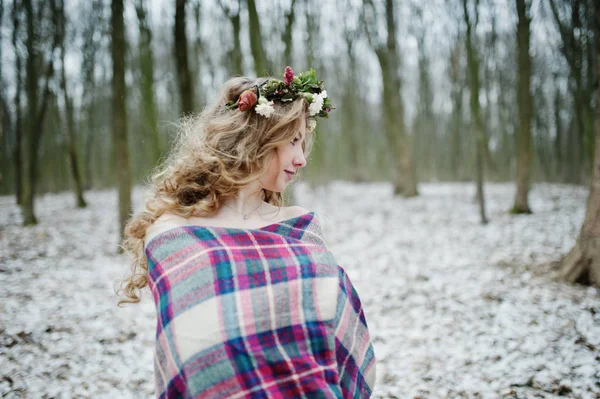 Σγουρά χαριτωμένο ξανθό κορίτσι με στεφάνι σε καρώ καρό στο χιονισμένο f — Φωτογραφία Αρχείου