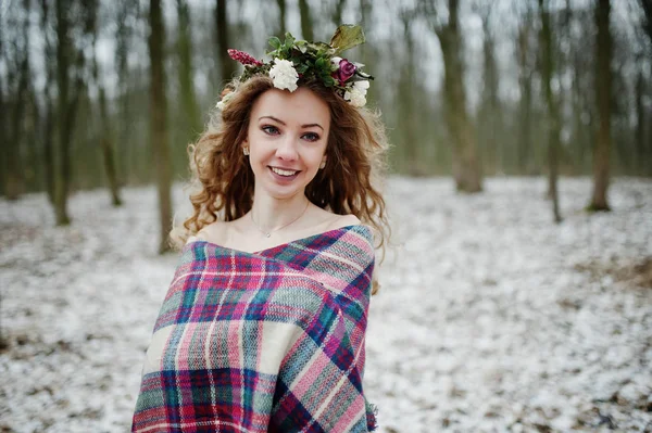 Fille blonde mignonne bouclée avec une couronne en carreaux à carreaux à f neigeux — Photo