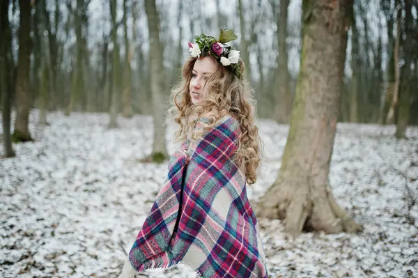 Σγουρά χαριτωμένο ξανθό κορίτσι με στεφάνι σε καρώ καρό στο χιονισμένο f — Φωτογραφία Αρχείου