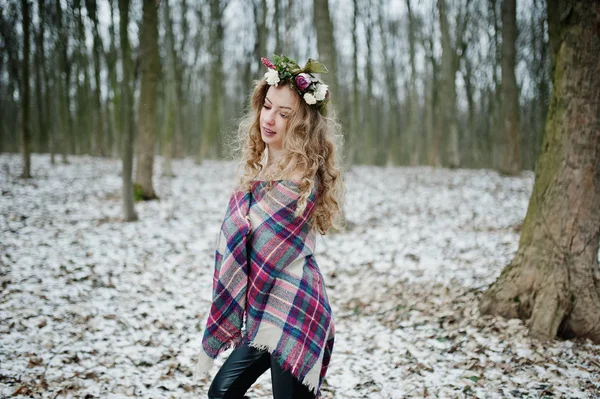 Fille blonde mignonne bouclée avec une couronne en carreaux à carreaux à f neigeux — Photo