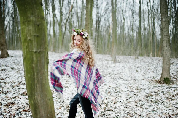 Aranyos göndör szőke lány koszorú kockás kockás a havas f — Stock Fotó