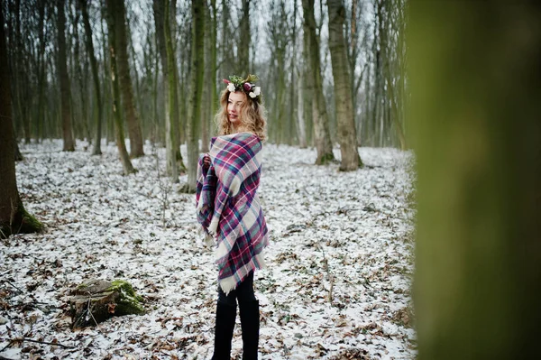 Curly bonito menina loira com grinalda em xadrez xadrez na neve f — Fotografia de Stock