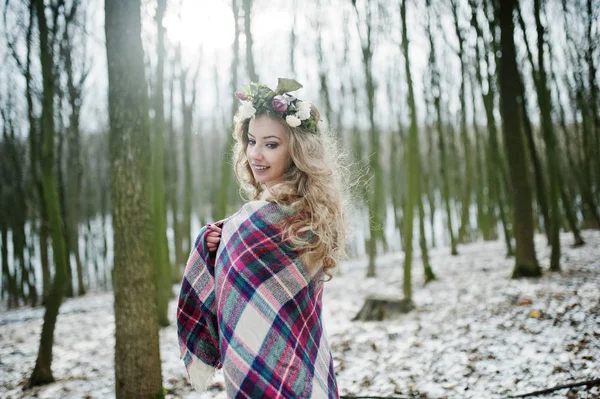 Fille blonde mignonne bouclée avec une couronne en carreaux à carreaux à f neigeux — Photo