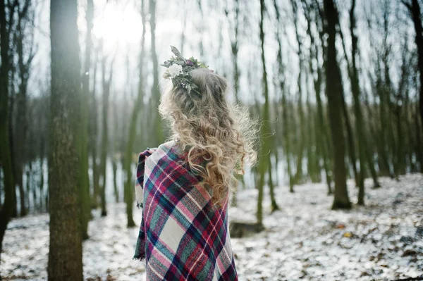 Curly cute blonde girl with wreath in checkered plaid at snowy f — Stock Photo, Image