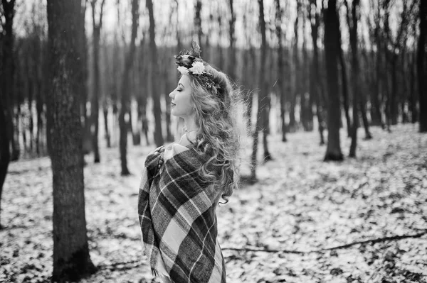 雪 f で格子縞格子縞の花輪の中のかわいい金髪の女の子 — ストック写真