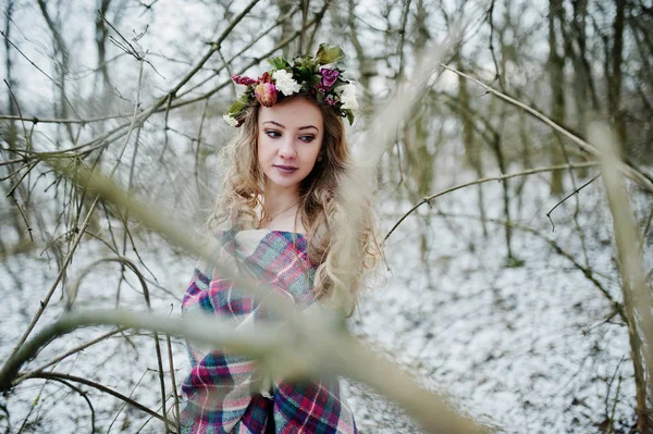 Fille blonde mignonne bouclée avec une couronne en carreaux à carreaux à f neigeux — Photo