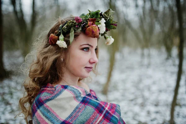 Fille blonde mignonne bouclée avec une couronne en carreaux à carreaux à f neigeux — Photo