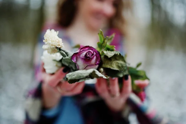 Ggirl bedrijf krans op handen op besneeuwde bos in de winterdag. — Stockfoto