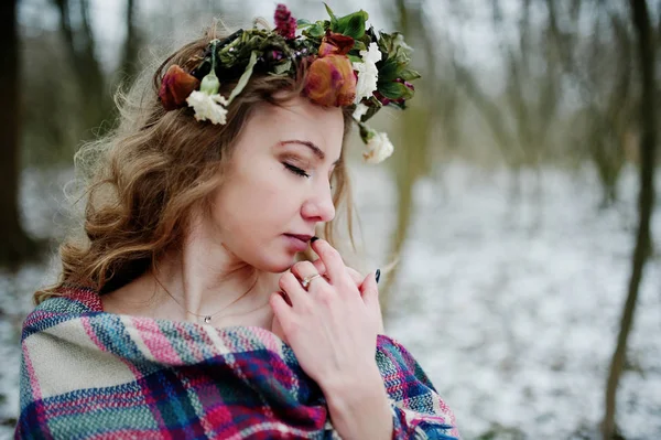 雪 f で格子縞格子縞の花輪の中のかわいい金髪の女の子 — ストック写真