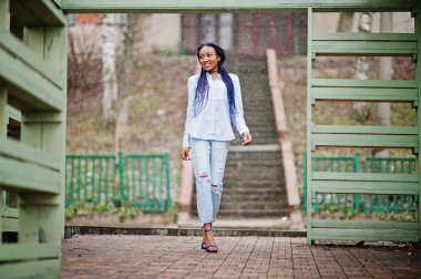 Şık Afro-Amerikan kız dreads açık ile.