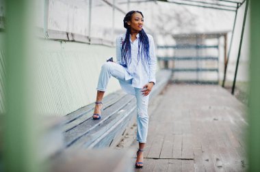 Şık Afro-Amerikan kız cep telefonu tutan dreads ile bir