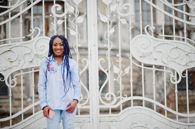 Şık Afro-Amerikan kız cep telefonu tutan dreads ile bir