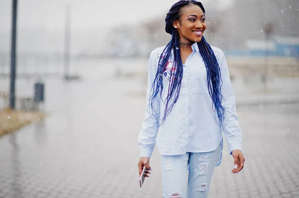 Стильная африканская американская девушка с дредами держа мобильный телефон — стоковое фото