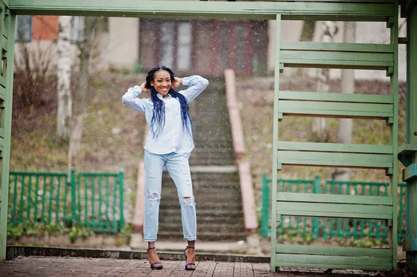 Şık Afro-Amerikan kız dreads açık ile.