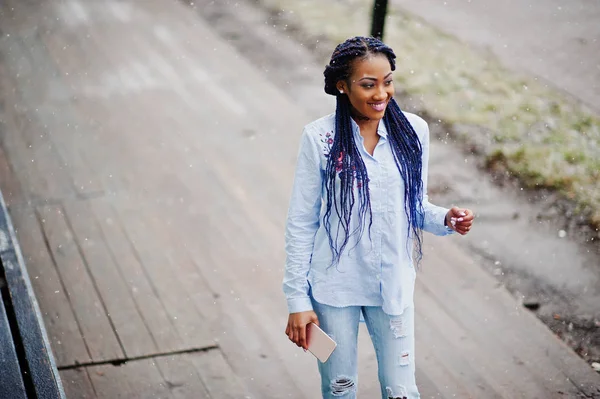 Стильная африканская американская девушка с дредами держа мобильный телефон — стоковое фото