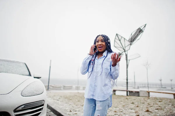 두려워 하 고 휴대 전화를 들고 세련 된 아프리카계 미국인 여자는 — 스톡 사진