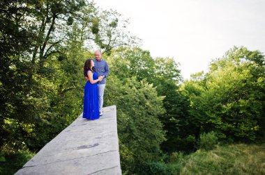 Güzel çift eski kale karşı aşık. Mavi elbiseli kız.