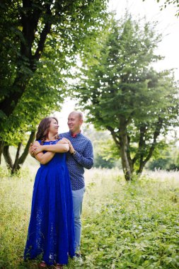 Güzel çift yeşil park aşık. Mavi elbiseli kız.