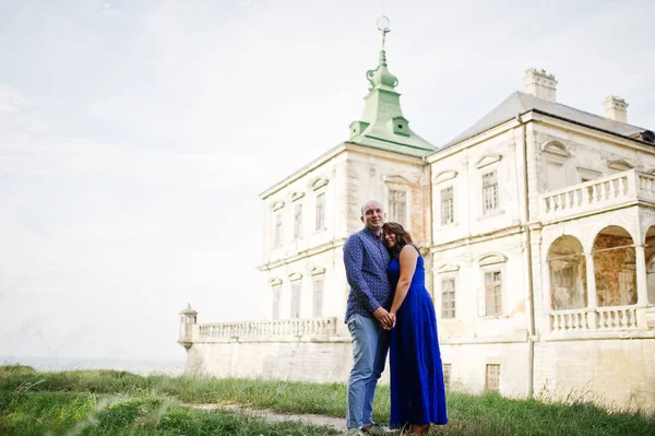 Krásný pár v lásce proti starý hrad. Dívka v modrých šatech. — Stock fotografie