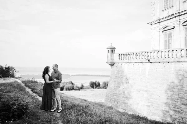 Bella coppia innamorata contro il vecchio castello. Ragazza in abito blu . — Foto Stock