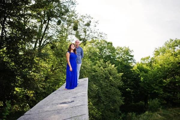 Güzel çift eski kale karşı aşık. Mavi elbiseli kız. — Stok fotoğraf