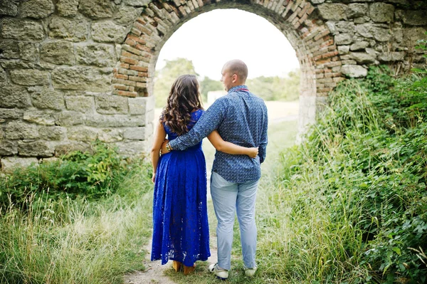 Hermosa pareja enamorada contra el viejo castillo. Chica en vestido azul . — Foto de Stock