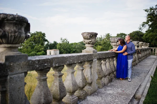 古い城に対する愛の素敵なカップル。青いドレスの少女. — ストック写真