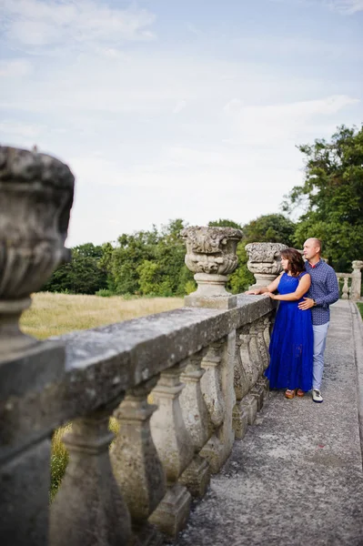 Charmant couple amoureux du vieux château. Fille en robe bleue . — Photo