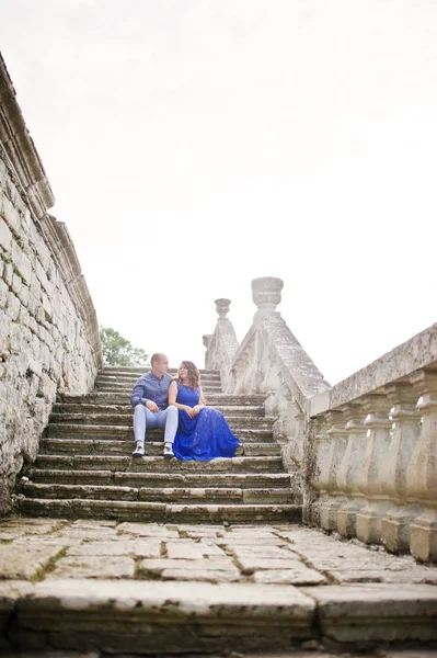 Charmant couple amoureux du vieux château. Fille en robe bleue . — Photo