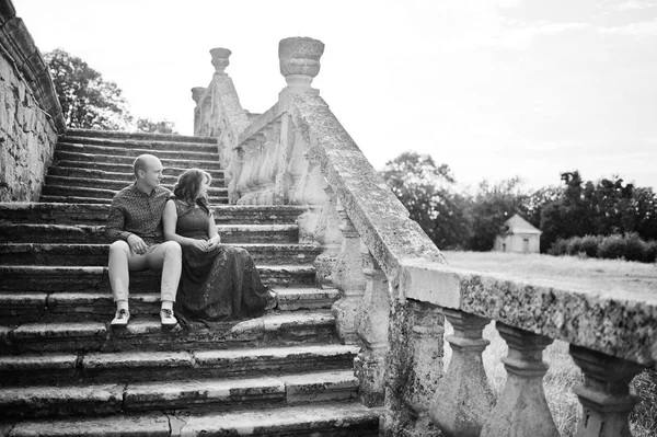 Hermosa pareja enamorada contra el viejo castillo. Chica en vestido azul . — Foto de Stock