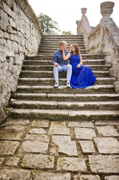 Charmant couple amoureux du vieux château. Fille en robe bleue . — Photo