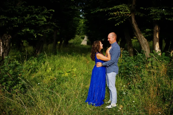 Casal encantador apaixonado no parque verde. Menina em vestido azul . — Fotografia de Stock