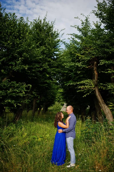 Hermosa pareja enamorada en Green Park. Chica en vestido azul . — Foto de Stock