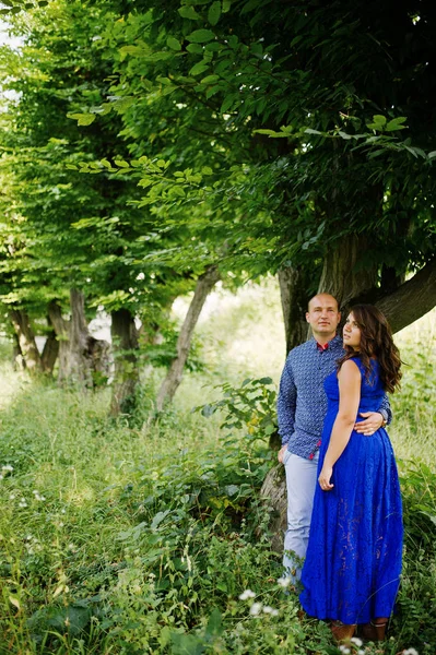 Hermosa pareja enamorada en Green Park. Chica en vestido azul . — Foto de Stock