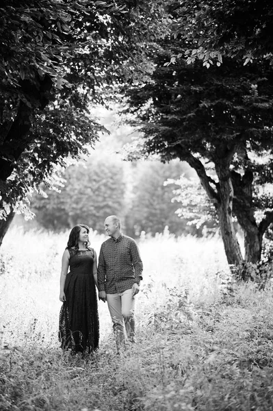 녹색 공원에서 사랑에 사랑 스러운 커플입니다. 블루 드레스 소녀. — 스톡 사진