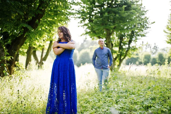 Hermosa pareja enamorada en Green Park. Chica en vestido azul . — Foto de Stock