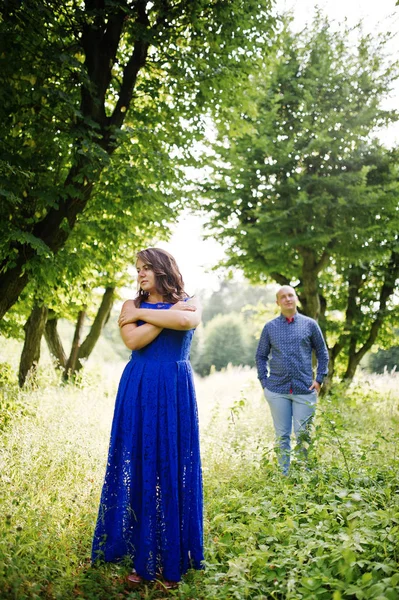 Прекрасная влюбленная пара в Грин Парке. Девушка в синем платье . — стоковое фото