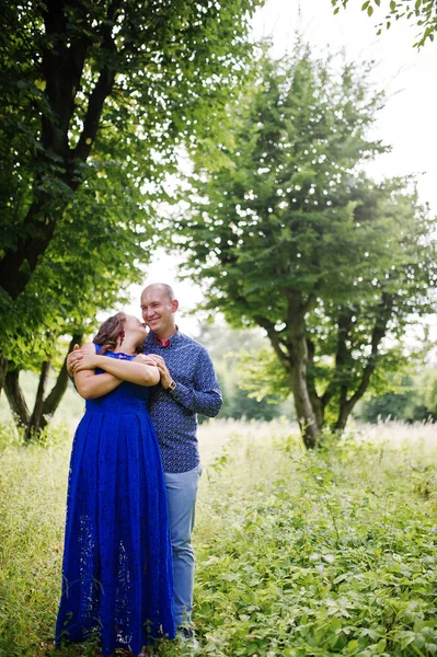 Hermosa pareja enamorada en Green Park. Chica en vestido azul . — Foto de Stock