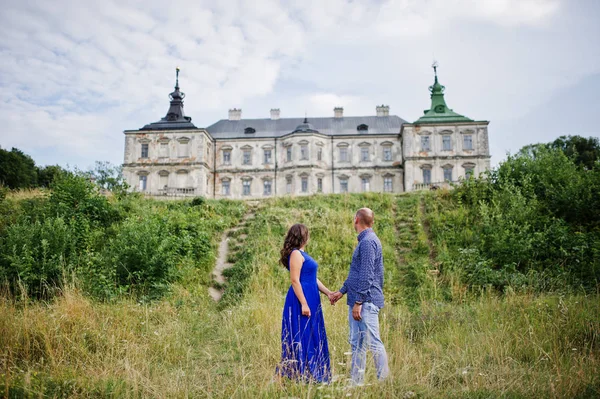 Charmant couple amoureux du vieux château. Fille en robe bleue . — Photo