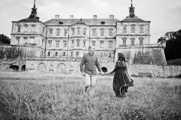 Krásný pár v lásce proti starý hrad. Dívka v modrých šatech. — Stock fotografie