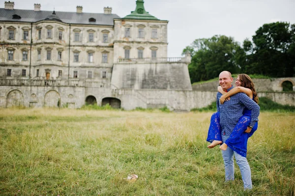 Encantador casal apaixonado contra o velho castelo. Menina em vestido azul . — Fotografia de Stock