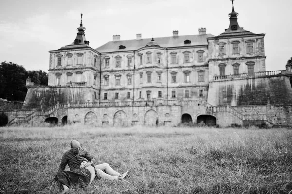 Krásný pár v lásce proti starý hrad. Dívka v modrých šatech. — Stock fotografie