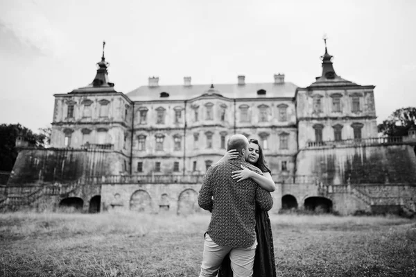 Encantador casal apaixonado contra o velho castelo. Menina em vestido azul . — Fotografia de Stock